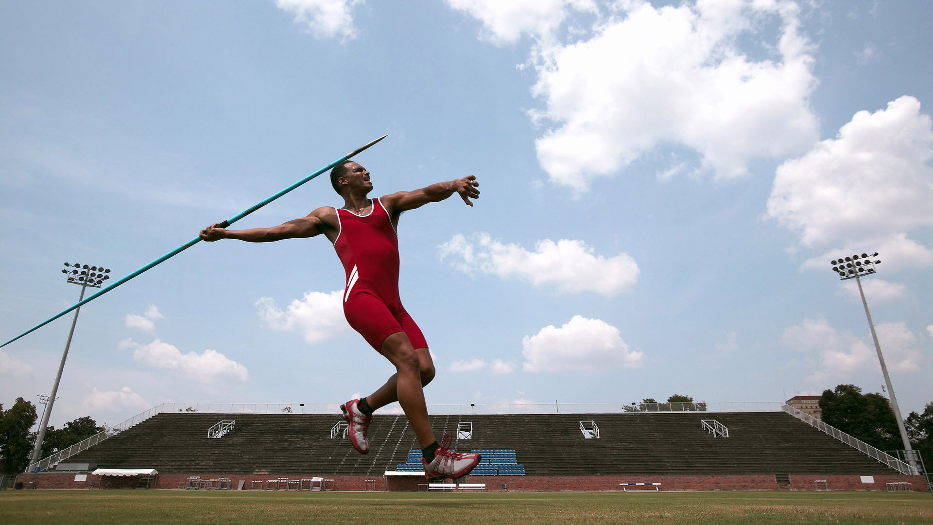 赛场突发事件:意外场面引发热议,比赛现场突发情况应对